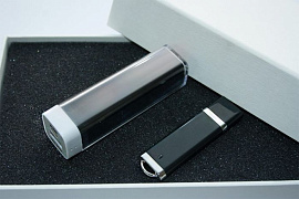 Набор 4. красный цвет. Power bank и флешка 64 гб (Чёрный)